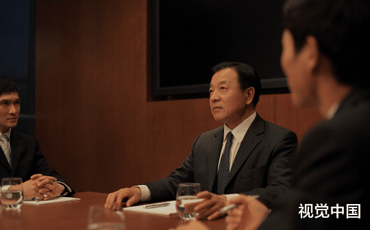 央媒镜头前，记者追问空气污染问题，福宁县环保局长翘着二郎腿说中华烟也能抽死人，48小时后乌纱帽落地了