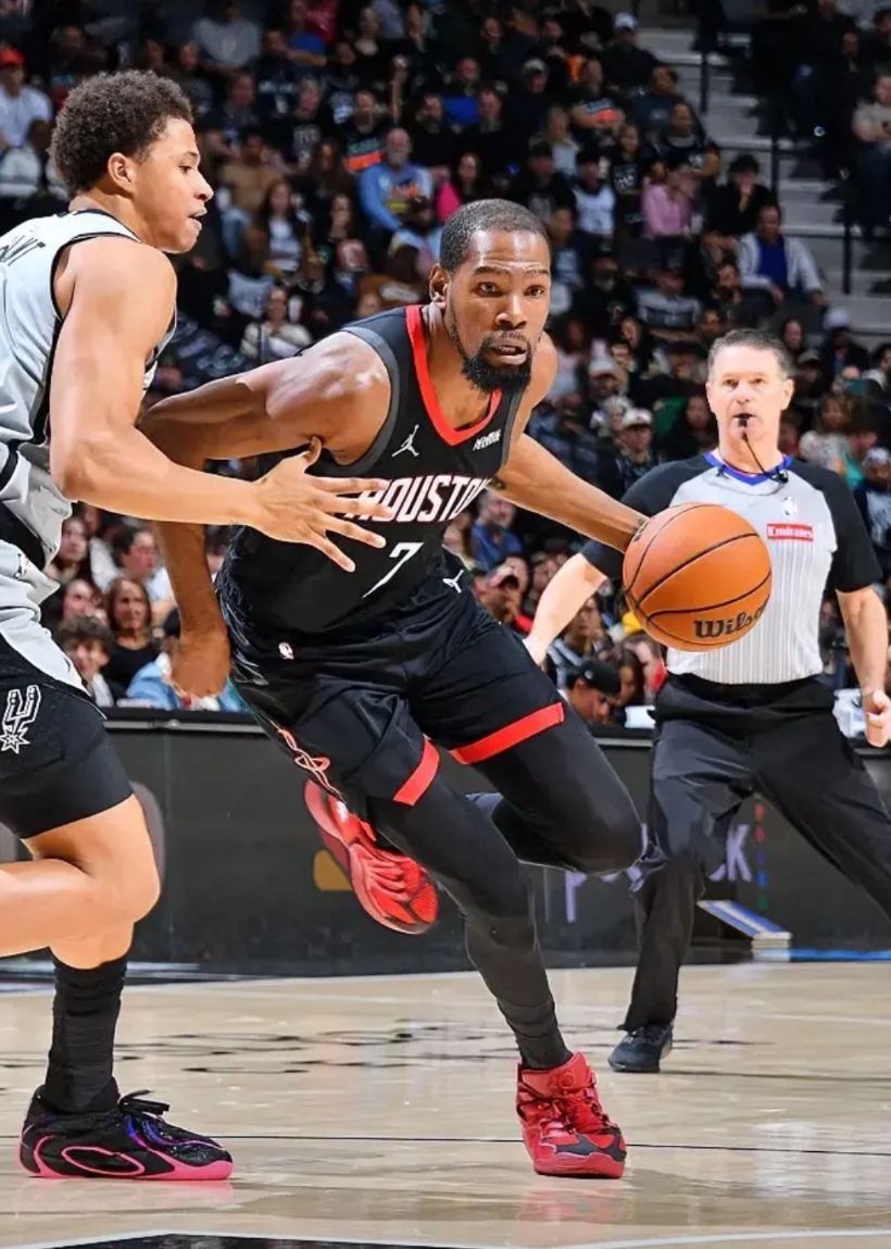 火箭惨负马刺！不用纠结，就是打不过。

1，马刺策略非常简单，凯尔登·约翰逊死亡