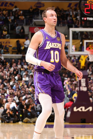 NBA季后赛，湖人对阵火箭的第三节比赛中，肯纳德点飞防守三分投进，目前投篮9中6