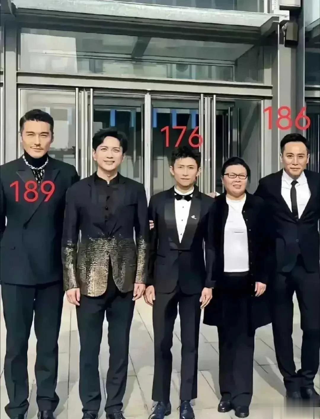 明星们合影，谁的水分比较大呢？