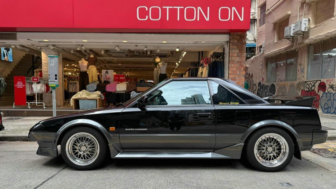 51岁吴彦祖，驾驶40岁丰田跑车现身，网友：这车保养得真好