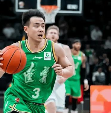 赵继伟砍下双十一，辽宁男篮主场逆转同曦。CBA常规赛，辽宁男篮主场迎战同曦，这场