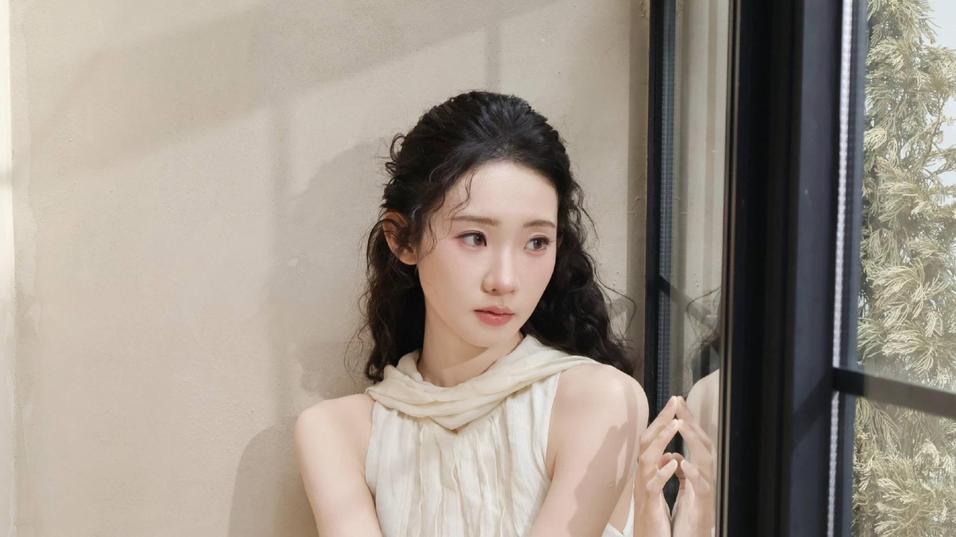 “头包脸”羊毛卷加身，张艺凡展现文艺片女神潜质