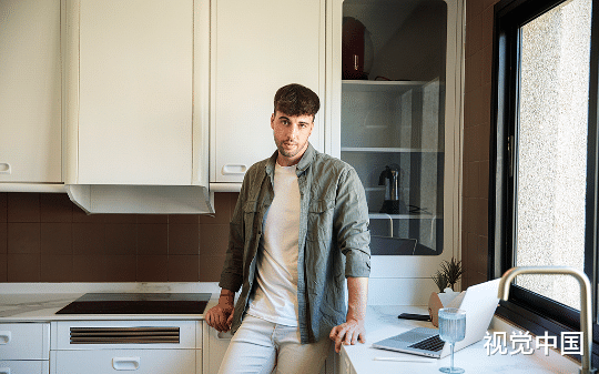 楼上男人鬼鬼祟祟三年，水费高得离谱，我联合业主强行开锁，开门瞬间后悔了