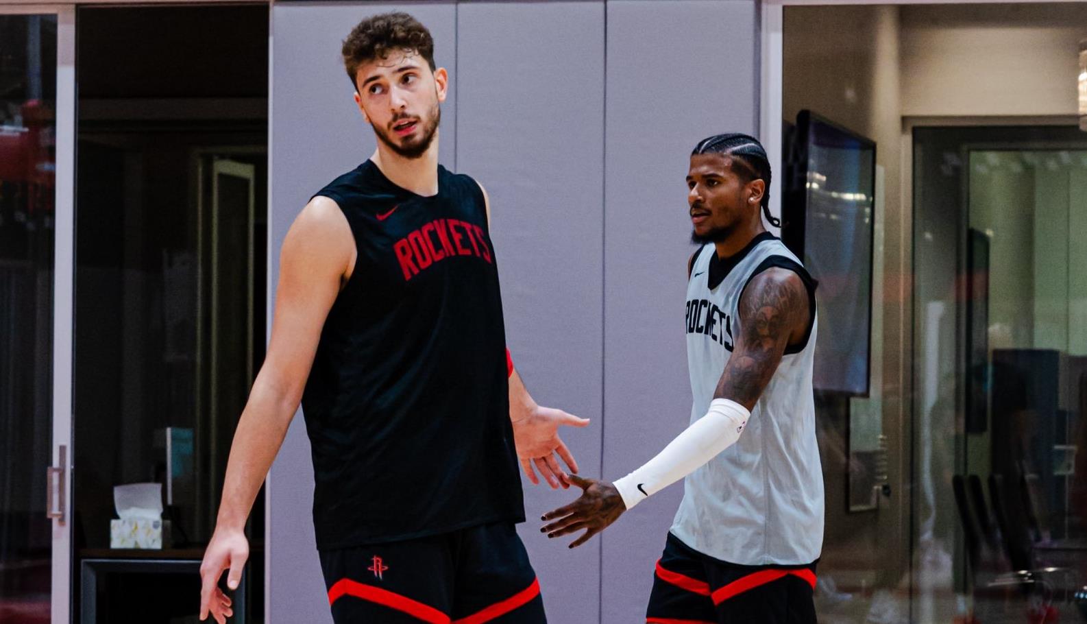 别看火箭队最近三场季后赛表现得非常差劲，不过他们的主力中锋申京倒有所回暖。前一场