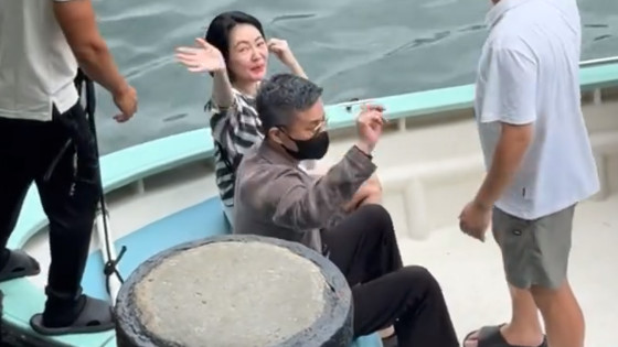 小S许雅钧香港被偶遇：与粉丝挥手合影，夫妻俩有说有笑心情佳