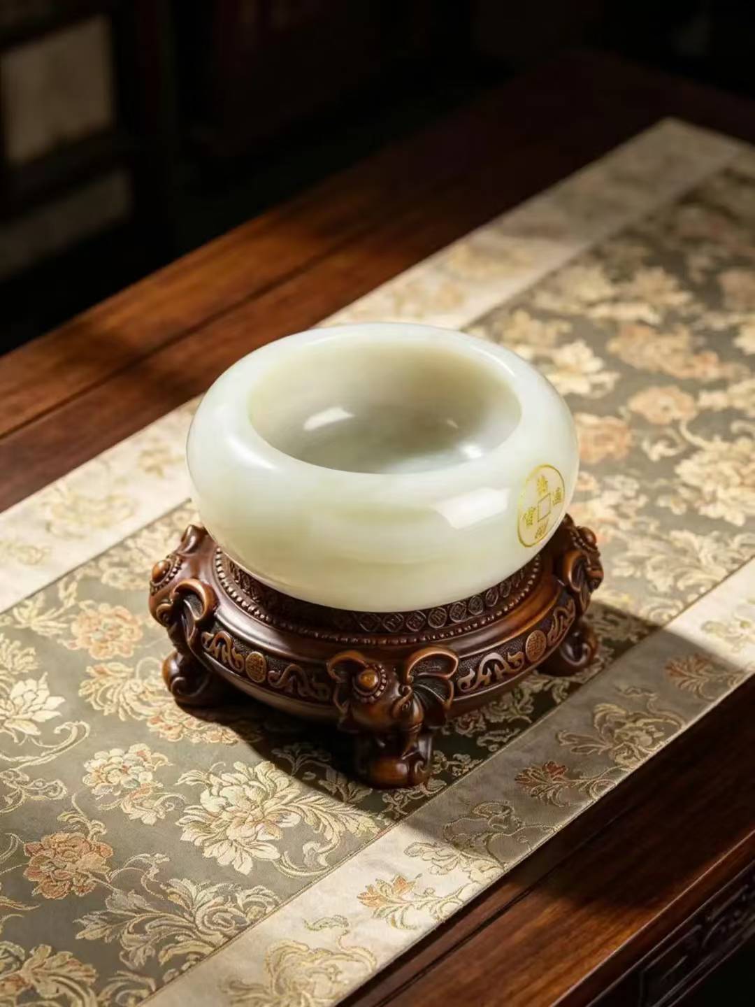 丁酉是丁火坐偏财、天乙贵人，本月很多人对于事业进步和财富增长的欲求会很强，同时市