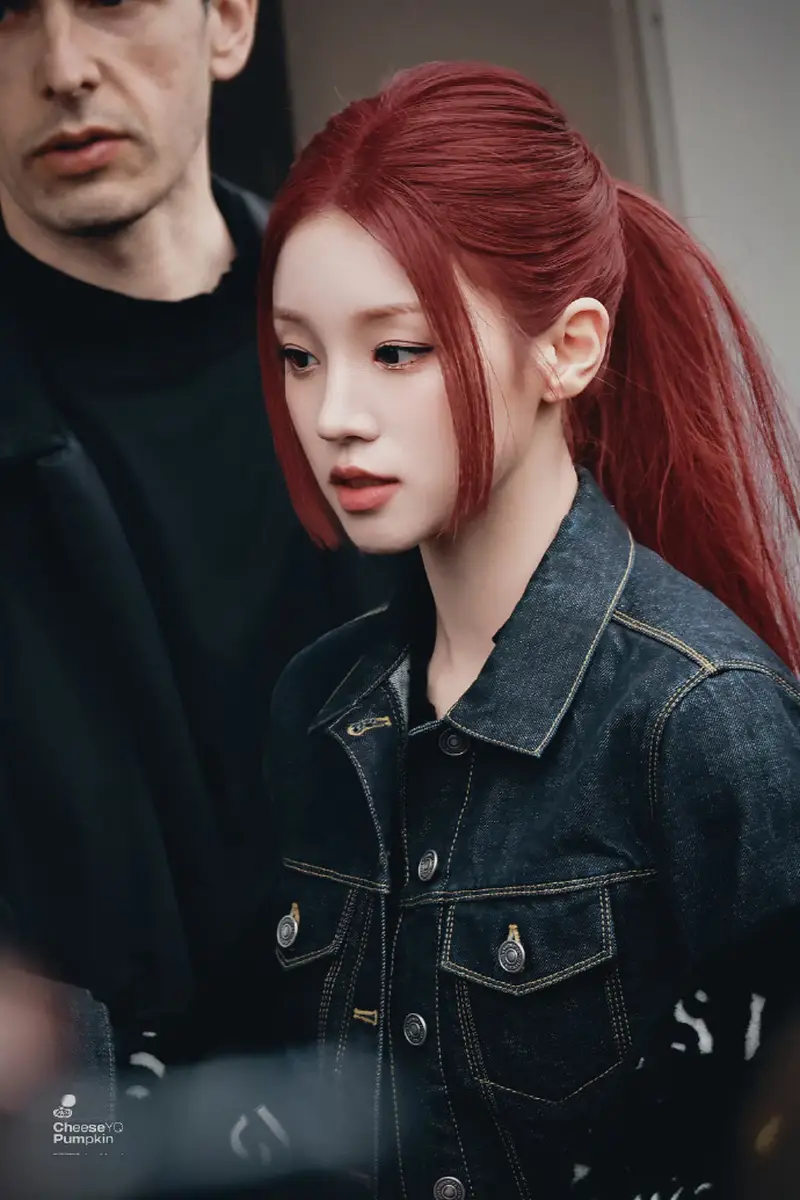 宋雨琦一头红发现身时装周 和许允真秀场合影表情搞怪