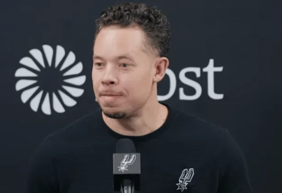 NBA季后赛，马刺战胜开拓者。赛后，主帅米奇-约翰逊接受了采访，谈到本场胜利。