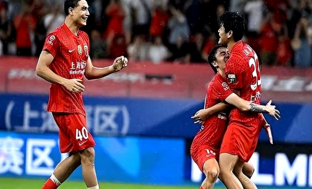 7月25日晚19:35的中超上海德比还没踢，陷入保级泥潭的上海海港就先挨了当头一