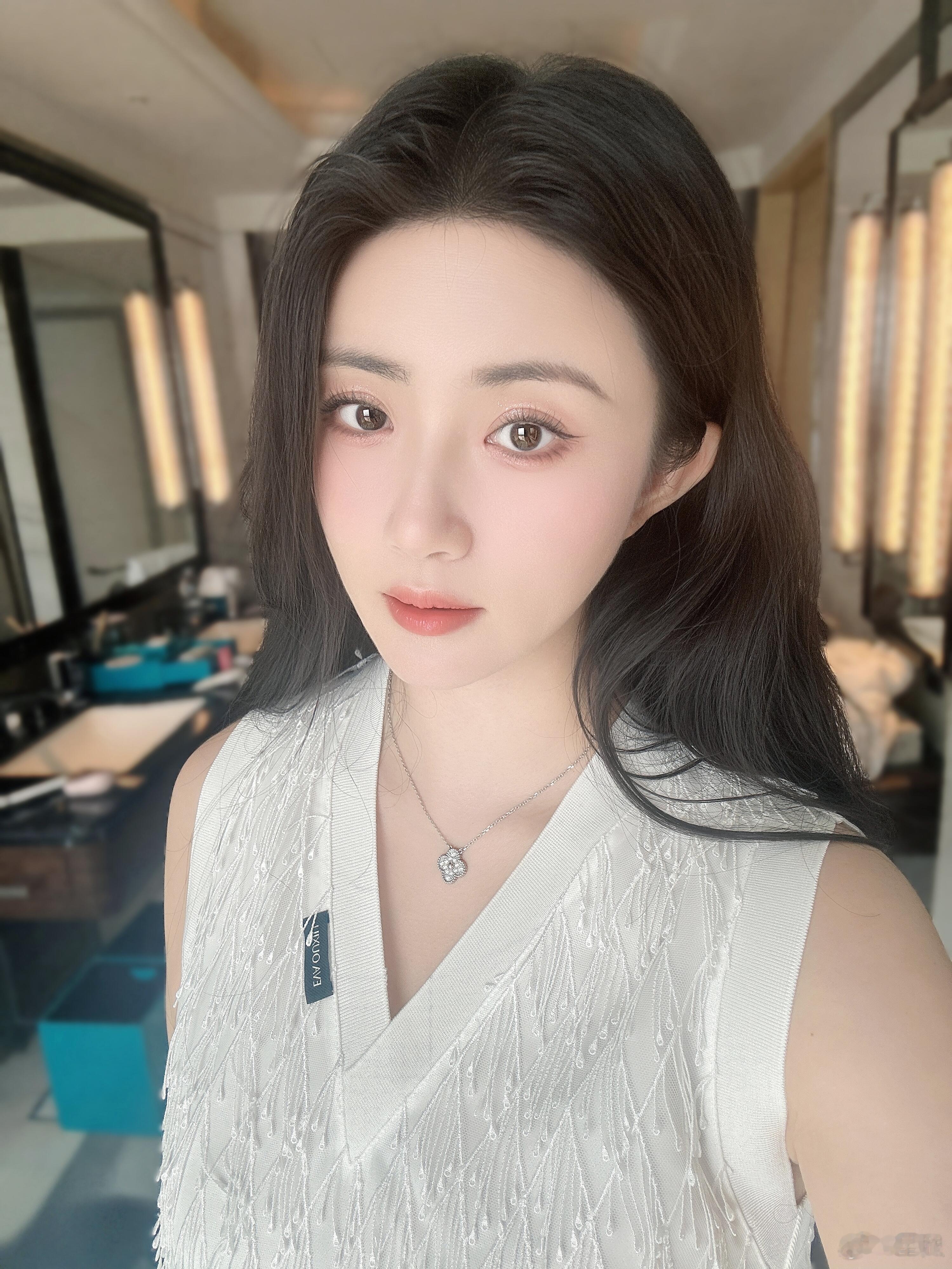 赵昕酒店拍照，大秀长腿