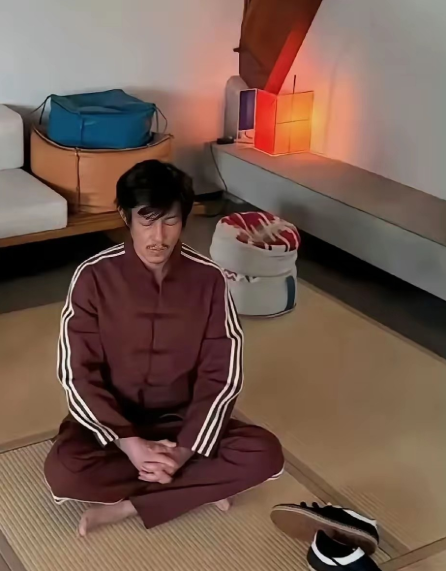 陈冠希竟然也会打坐，看起来不是装模作样，陈冠希如今在国内没有出镜机会，在国外却是