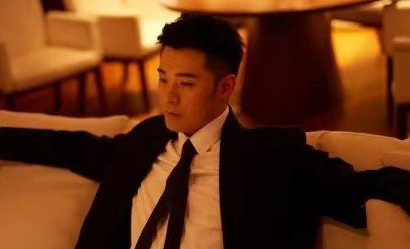 陈赫一个人独坐沙发，托脸沉思，看起来故事感有了！