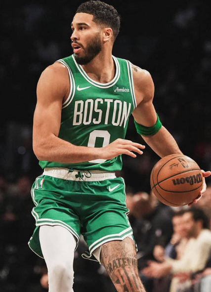 今天这场球最后时刻明显看出布朗都把关键球交给塔图姆去处理，刻意的让他去找状态，塔