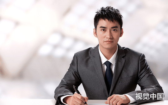 三年考编，终于上岸泽川市农业局，却因为在大会上给局长递了一瓶矿泉水险被开除