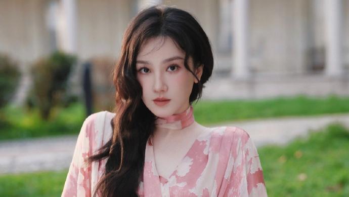 陈小纭这裙装，不得迷死人？