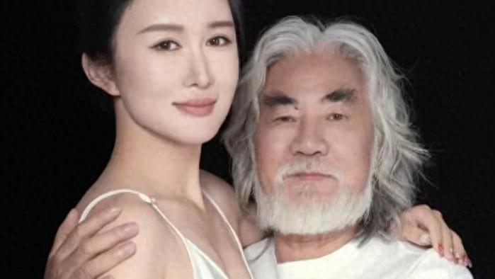 74岁老帅哥张纪中陪嫩妻出游：现实版“体力大考”，夫妻相越来越浓？