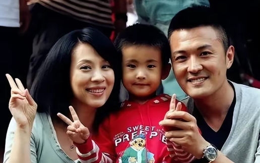 演员于小伟掏心窝子说
这辈子做得最对的决定，
就是娶了我媳妇，虽然她普通，
可她