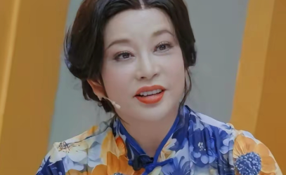 无限超越班综艺节目中
刘海宽为了和刘晓庆合作，众人面前单膝下跪，表白刘晓庆“做他