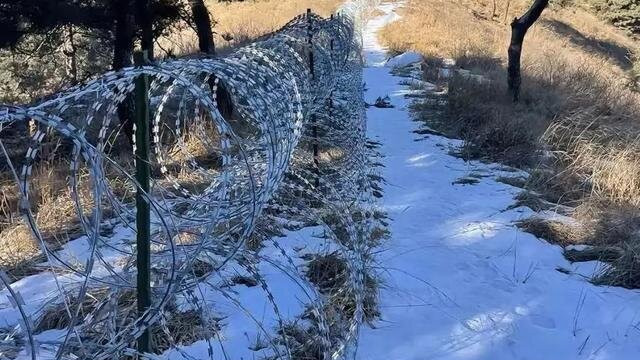 花2500万把泰山用铁丝围起来，吃相太难看了