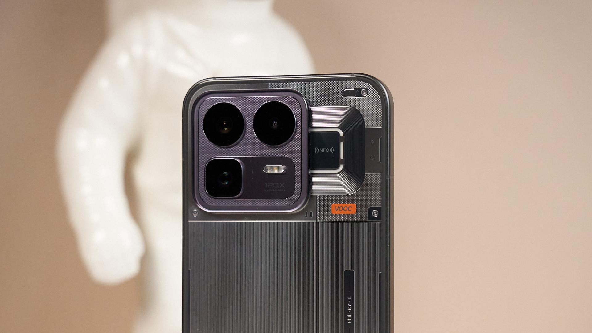 真我Neo8首发评测：透明RGB回头率拉满，2000元档性能机最强屏幕