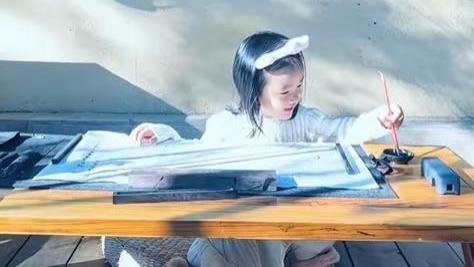 李亚鹏一家三口重聚！