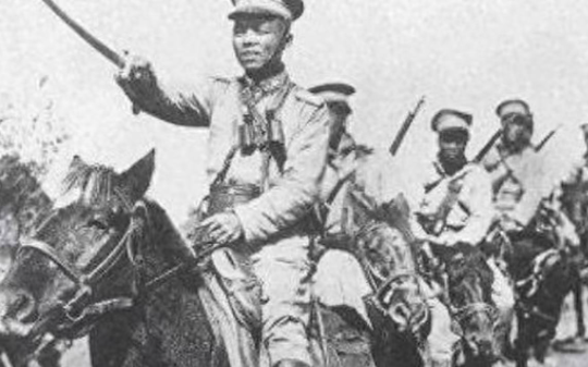 他本是孙中山的小跟班，靠着一招拜把子，2年干掉半个中国军阀