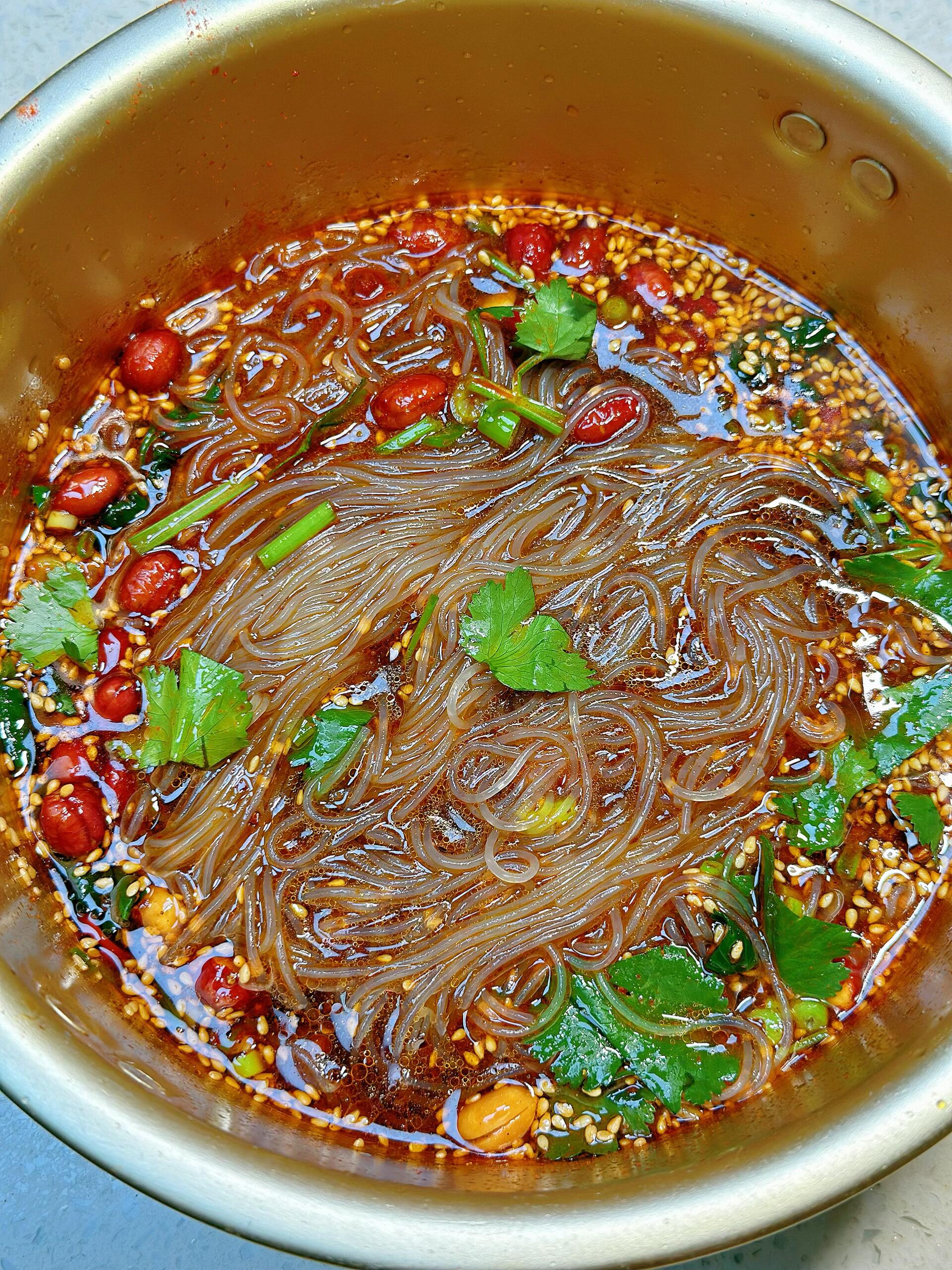 5分钟搞定家庭版酸辣粉🍜 零失败，酸辣够劲香到舔碗
家人们谁懂啊😭 深夜馋酸