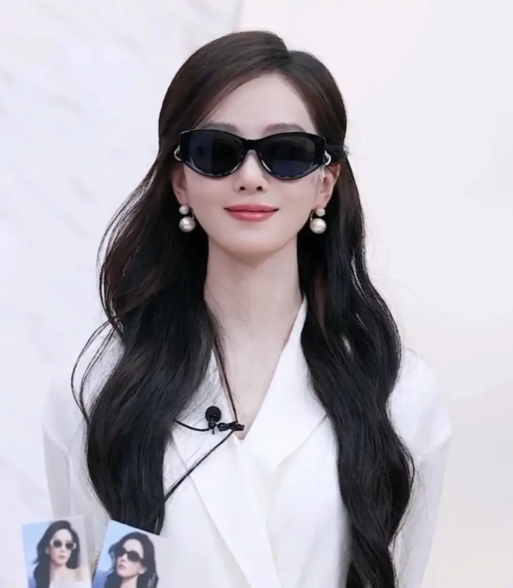 刘诗诗半扎发点缀珍珠耳饰温润优雅 戴眼镜穿白衫知性又灵动