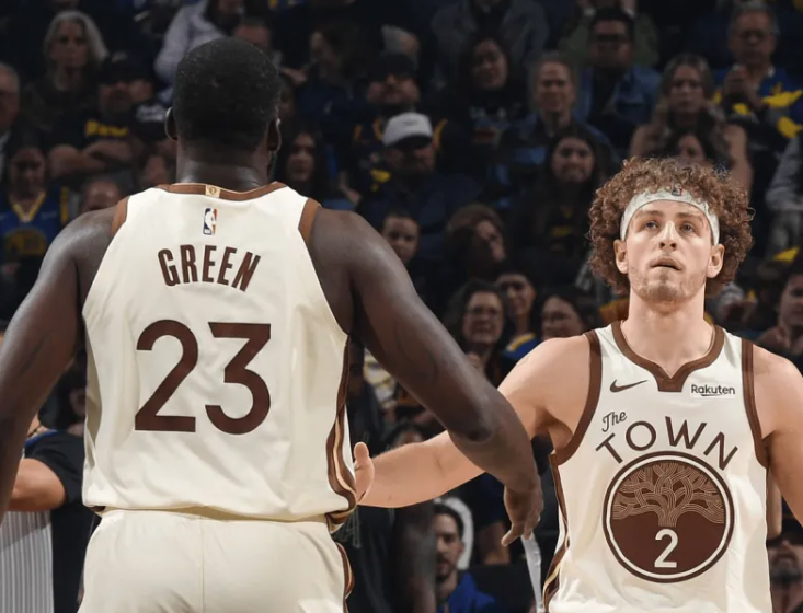 勇士在追逐扬尼斯-阿德托昆博的交易谈判中，愿意将德雷蒙德-格林、布兰丁-波杰姆斯