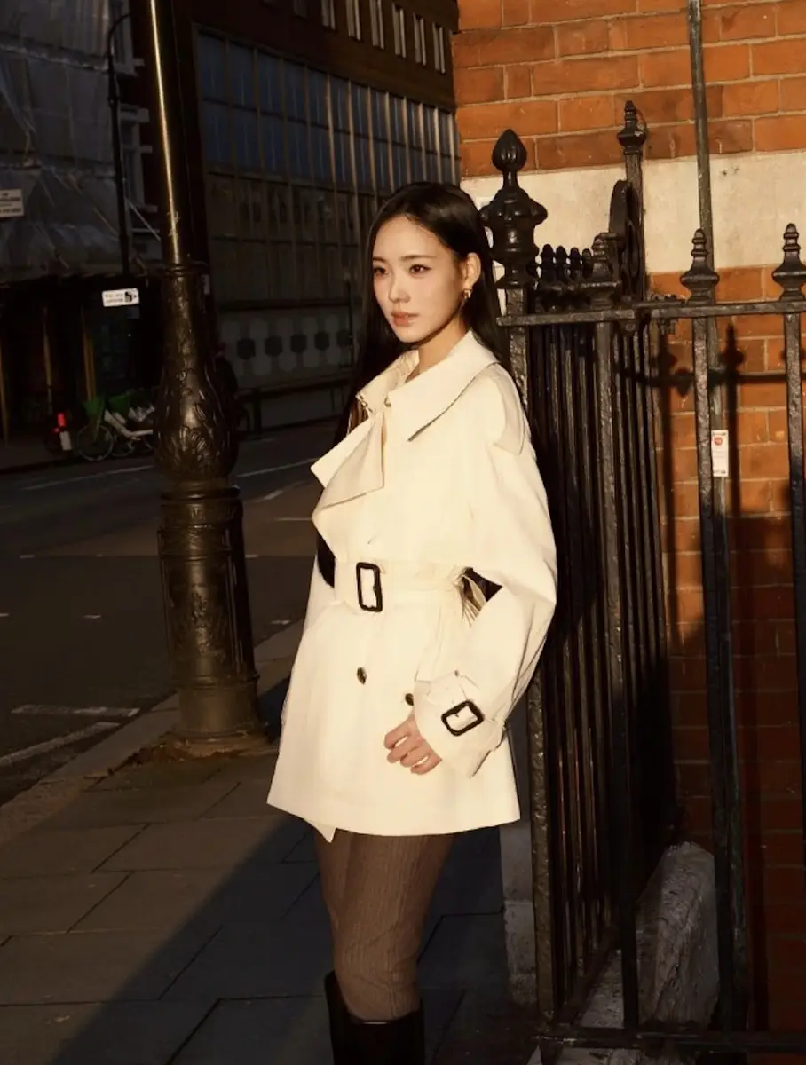 小S二女儿穿白色风衣配黑色长靴优雅大气 伦敦街头漫步尽显英伦格调