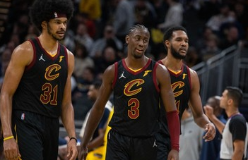 这场阿金的锅，最后三分钟领先7分，不上阿伦，也不上锋线
梅丽尔投射是不错，但你最