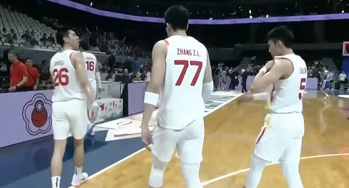 男篮世预赛，中国男篮对阵中国台北男篮的比赛正在进行中。
第二节比赛中，中国男篮半