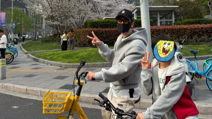 超接地气！黄晓明清明晒父子骑行照，9岁小海绵已长到爸爸肩膀！