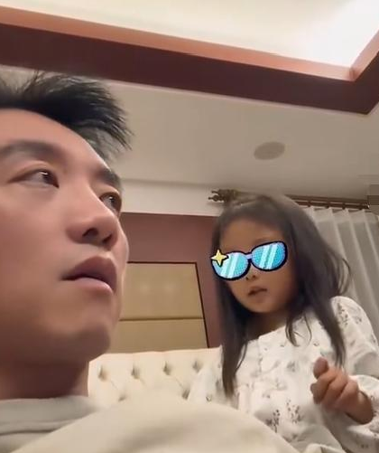 郑恺晒5岁女儿全英文对话流利到网友直呼水平超邓超
 
郑恺晒出一段居家日常，和5