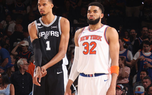 NBA总决赛，尼克斯对阵马刺的G4比赛中，出现了非常奇葩的一幕。第三节比赛还剩下