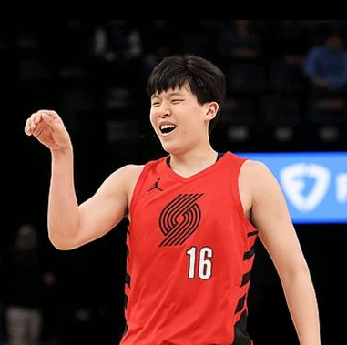 杨瀚森谈自己在NBA的一日行程。杨瀚森在接受采访时谈到了自己呃一日行程，他表示：