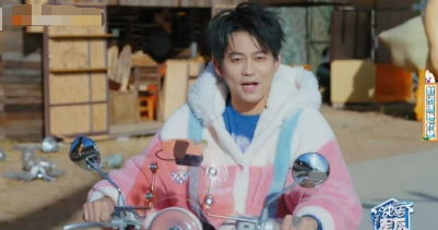 苏醒粉色睡衣造型太萌，却挡不住骨子里的霸气，反差感绝了 ​​​