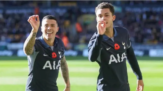 狼队逆转绝杀热刺，成为英超领头羊——狼队在英