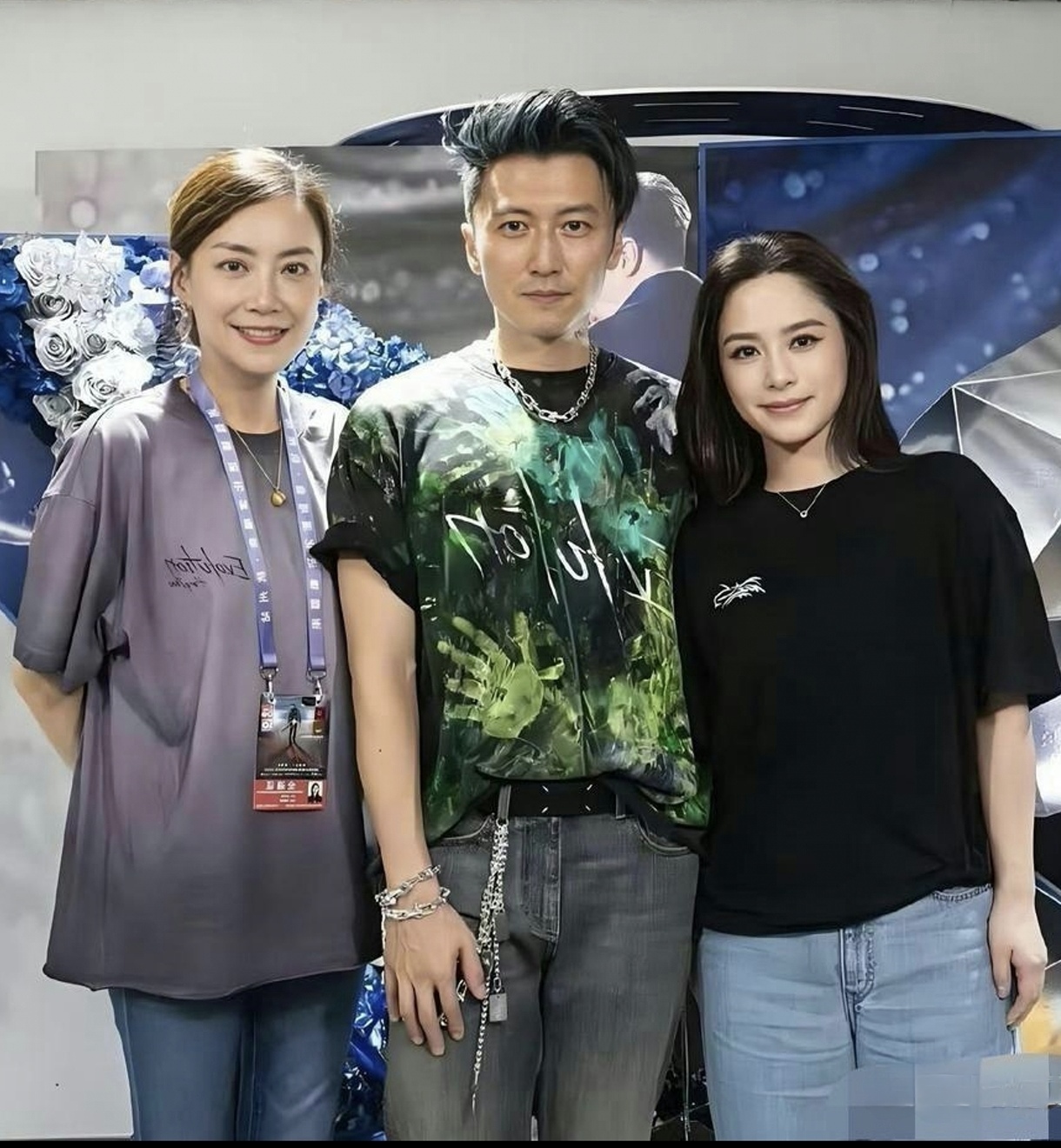 刚看到这张照片，还以为是谢霆锋紧张，手都无处安放，其实不是。
       这张