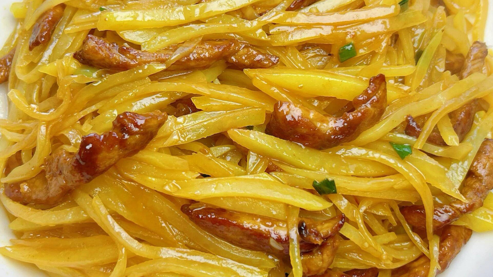 土豆丝炒肉：锅铲下的青椒与交响