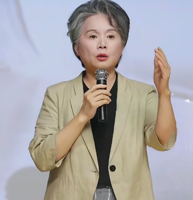 吴冕老师说：“再也不敢跟杨紫合作了，拍《家业》
第一次见她双腿发抖紧张的要命。”