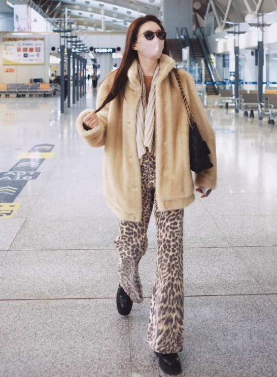 最近江疏影现身机场
她这次搭配的很有特色，看上去格外的显年轻，还很有明星魅力。