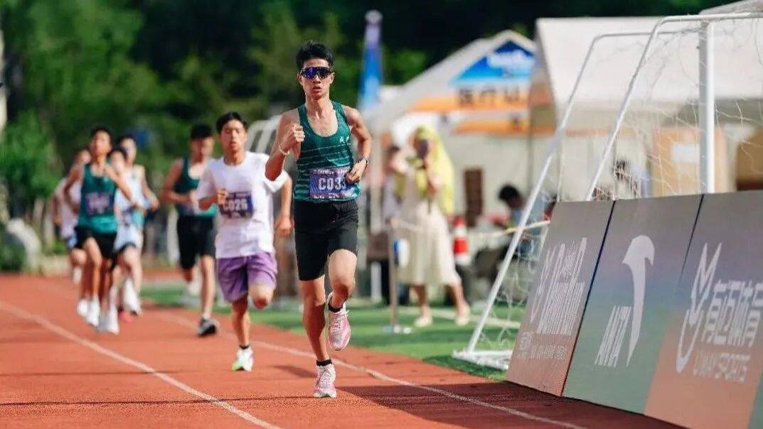 青少年脚上的碳板鞋，成了当代家长的新型「安慰剂」