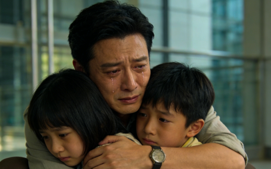 母亲说妻子生的双胞胎不是我亲生的，我果断离婚，半年后我查出白血病，医院来电话说：你儿子的骨髓配型上了