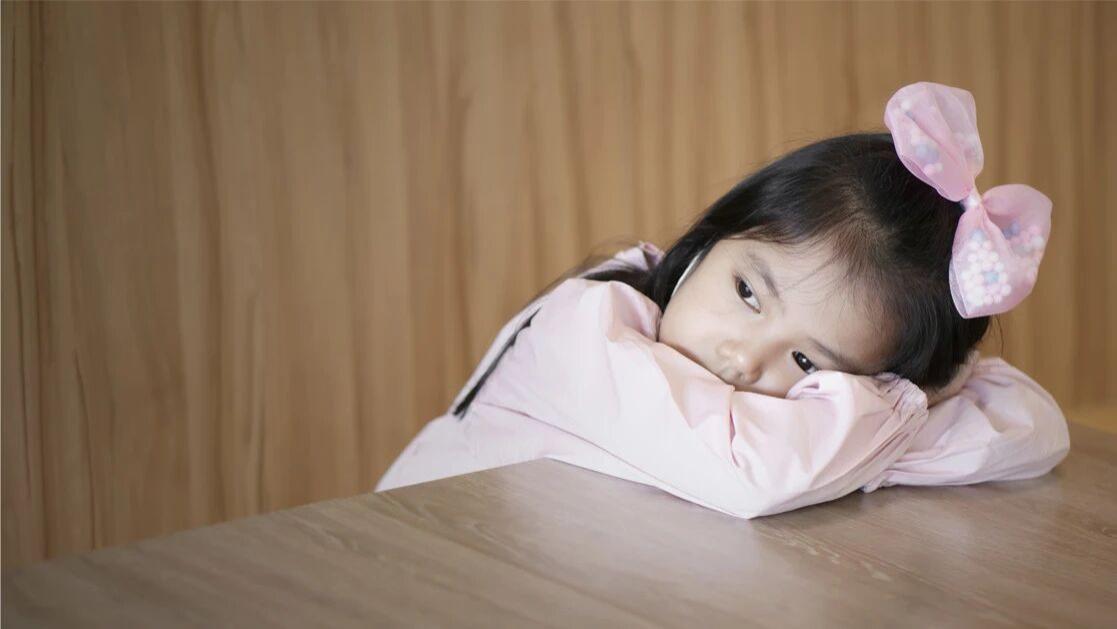 孩子哭闹抱怨时，你的一句“多大点事”，可能会造成严重后果