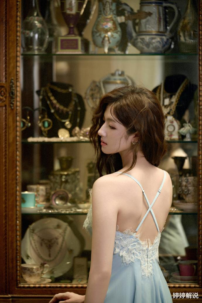 李兰迪美得“太权威”！骨相紧致、身材在线