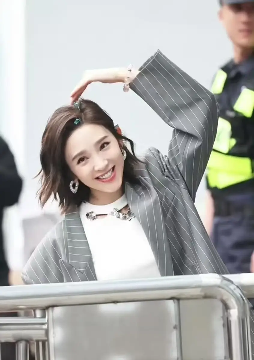 《浪姐》路透新鲜出炉！ 唐艺昕李小冉活力比心孙怡大方挥手