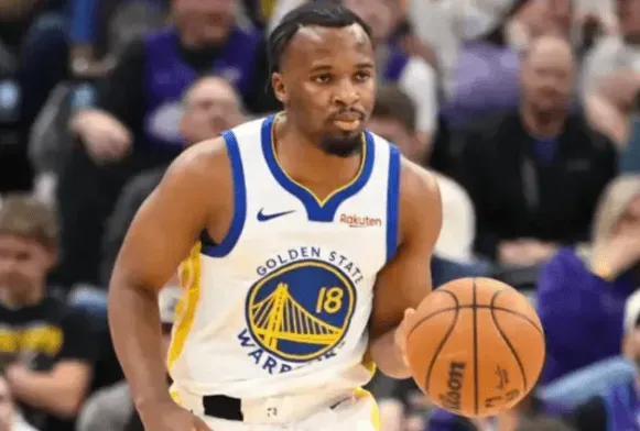 NBA常规赛湖人以119-103战胜勇士。

第四节比赛中，克莱尔受伤脚不能落地