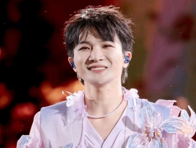 歌手周深连夜冲上热搜
这次不是因为新的歌曲，而是被网友扒出一个周深活动结束后的视